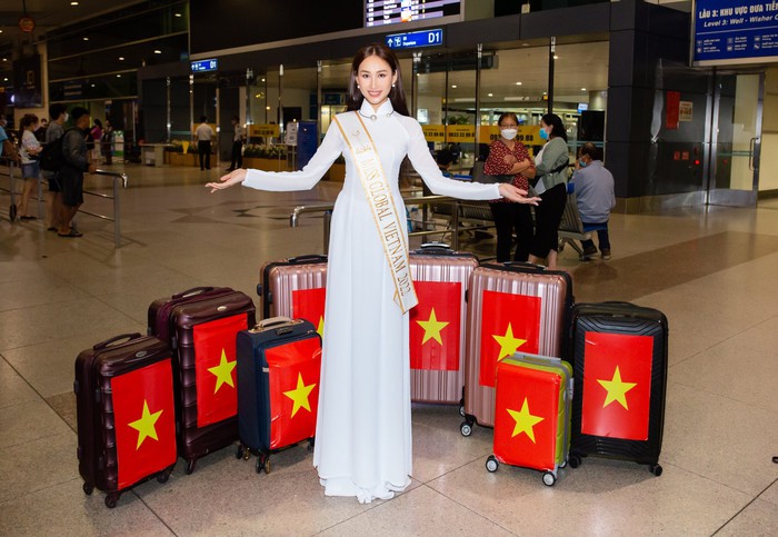 Đoàn Hồng Trang với các kiện hành lý chuẩn bị cho cuộc thi Miss Global International 2022
