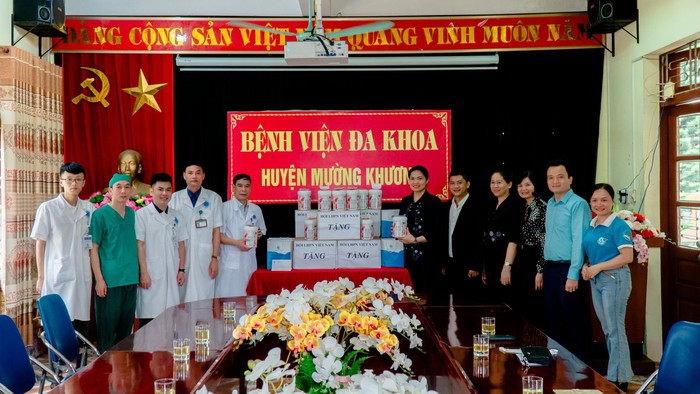 Chủ tịch Hội LHPN Việt Nam thăm tặng quà bệnh nhi tỉnh Lào Cai - Ảnh 1.