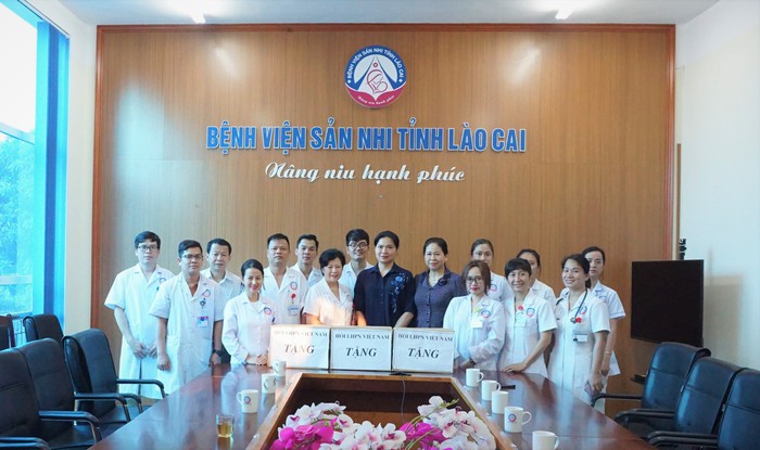 Chủ tịch Hội LHPN Việt Nam thăm tặng quà bệnh nhi tỉnh Lào Cai - Ảnh 2.