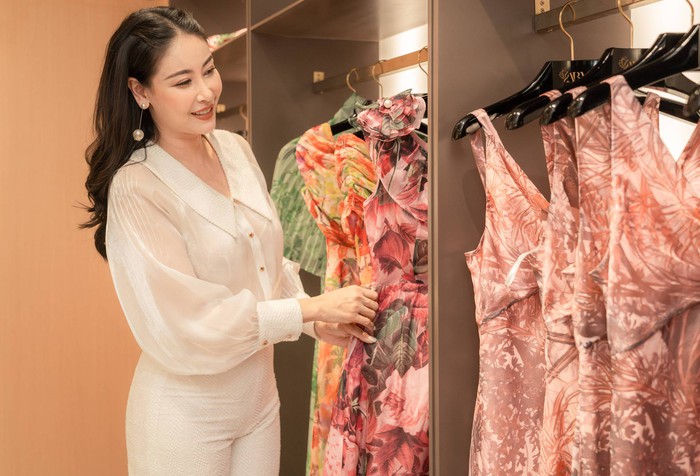 Hoa hậu Hà Kiều Anh vừa ra Hà Nội dự sự kiện thời trang ABM của đạo diễn Đoàn Thúy Phương. Chị chọn một thiết kế thanh lịch dự sự kiện