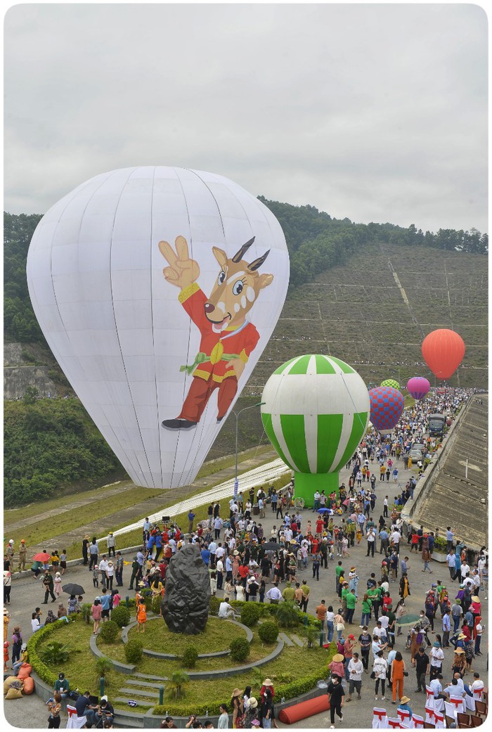 Trình diễn bay khinh khí cầu “Cuộc dạo chơi của Sao La - Kỳ lân châu Á”