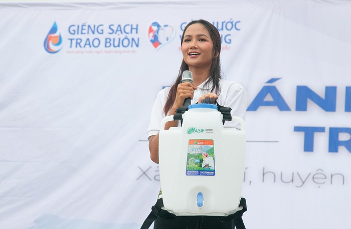 H'Hen Niê giới thiệu gùi nước chuyên dụng H'Hen Niê giới thiệu gùi nước chuyên dụng