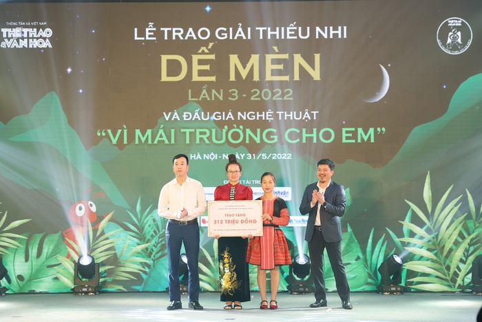 Nhà báo Lê Xuân Thành, TBT báo Thể thao và Văn hóa, Trưởng Ban tổ chức giải thưởng thiếu nhi Dế Mèn trao tặng 312 triệu đồng cho đại diện thầy, cô giáo trường Mầm non Huổi Khoang