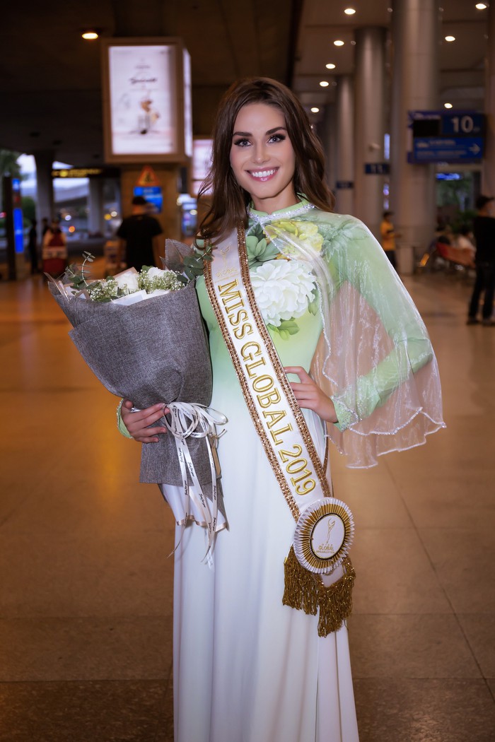 Miss Global International 2019 Karolína Kokešová diện áo dài Trung Đinh khi tới Việt Nam