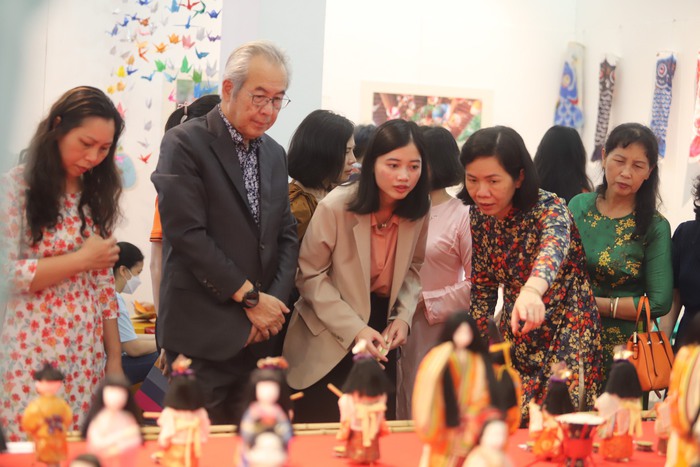 Phó Chủ tịch Hội LHPN Việt Nam tham quan gian trưng bày búp bê truyền thống Nhật Bản