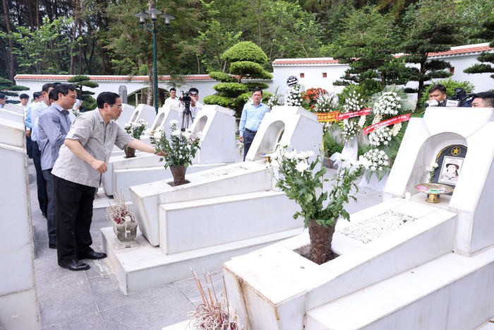 Thủ tướng dâng hương tại Khu di tích Ngã ba Đồng Lộc - Ảnh 1.