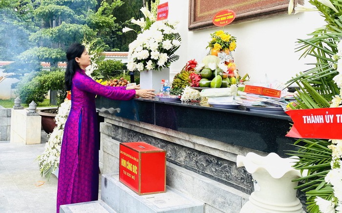 Chủ tịch Hội LHPN Việt Nam dâng hương tại Khu di tích Ngã ba Đồng Lộc