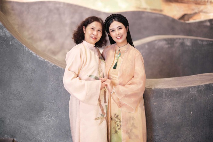 Lần hiếm hoi mặc áo dài chụp ảnh cùng con gái của mẹ hoa hậu Ngọc Hân