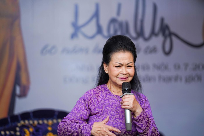 Cùng với âm nhạc, danh ca Khánh Ly còn tham gia nhiều hành trình thiện nguyện mỗi khi về Việt Nam