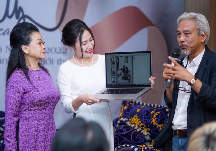 Nhiếp ảnh gia Dương Minh Long trò chuyện với Khánh Ly về những bức ảnh mà ông chụp nữ danh ca và nhạc sĩ Trịnh Công Sơn hàng chục năm về trước