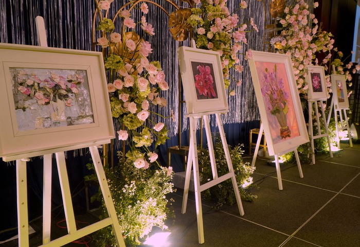 &quot;Nhịp cầu&quot; được dẫn lối bởi những bức tranh ngập tràn sắc hoa trong đám cưới của Anh Tùng - Mỹ Linh