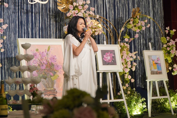Ca sĩ Thanh Lam, người bạn thân thiết của gia đình nhà sưu tầm nghệ thuật Thúy Anh, hát chia vui trong đám cưới trên nền những bức tranh đặc sắc