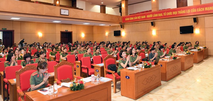 Hội phụ nữ Bộ Công an: Kết nối 130 điểm cầu trực tuyến quán triệt Nghị quyết Đại hội phụ nữ các cấp - Ảnh 2.