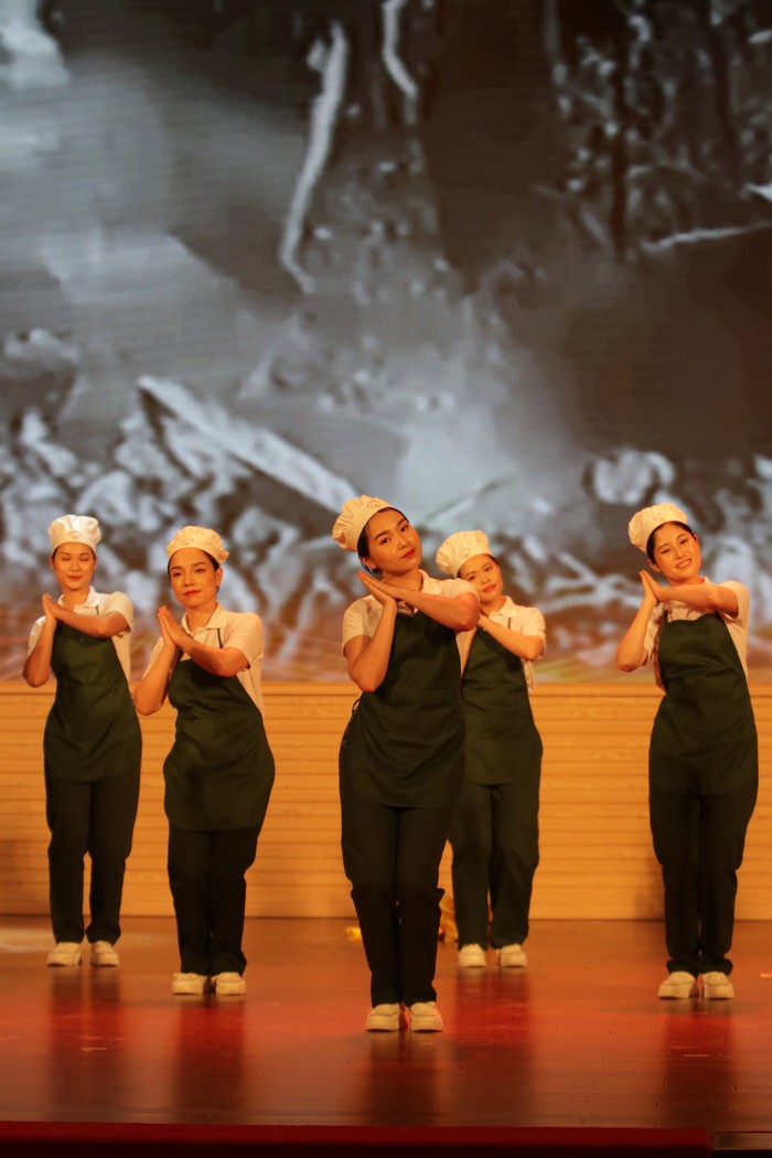 Những màn nhảy dân vũ ấn tượng tại liên hoan thể dục thể thao phụ nữ quân đội  - Ảnh 2.