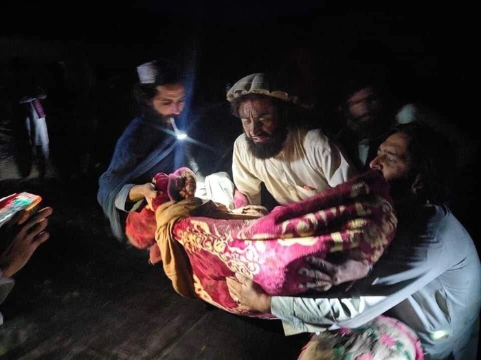 Cảnh tang thương của phụ nữ và trẻ em Afghanistan sau trận động đất kinh hoàng - Ảnh 1.