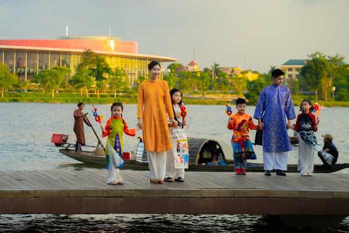 Khung cảnh nên thơ, hữu tình của sông Hương tôn thêm vẻ đẹp của tà áo dài