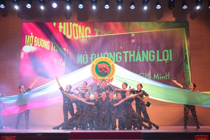 Những màn nhảy dân vũ ấn tượng tại liên hoan thể dục thể thao phụ nữ quân đội  - Ảnh 4.