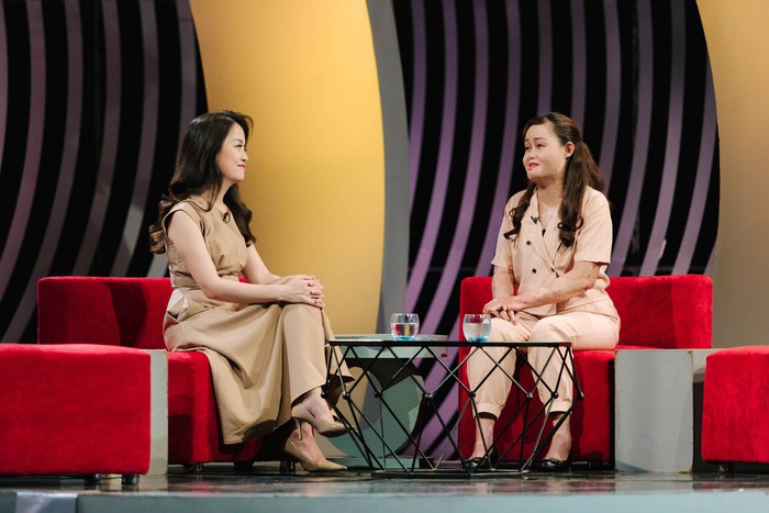 Chị Lê Thị Kim Ngân cùng BTV Minh Hằng trong chương trình Trạm yêu thương