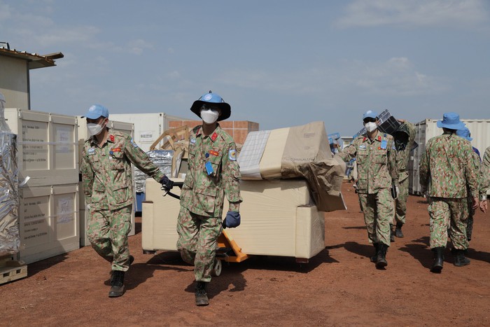 Lính mũ nồi xanh triển khai nhiệm vụ khẩn cấp khi vừa đến Abyei  - Ảnh 1.