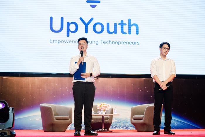 Trần Tuấn Minh (bên trái), đồng sáng lập dự án UpYouth, sinh viên năm nhất trường Đại học VinUni, chia sẻ trong buổi ra mắt vườn ươm khởi nghiệp đầu tiên tại Việt Nam dành cho các tech-startup trẻ do UpYouth phối hợp với Trung tâm khởi nghiệp Trường Đại học VinUni tổ chức.