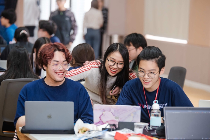 Sinh viên VinUni trong sự kiện Hackathon, hợp lực để làm một dự án khởi nghiệp, đây là cách các em thi qua môn Agile Innovation – môn học bắt buộc về Đổi mới sáng tạo tại trường, nơi trang bị cho các em nền tảng quan trọng cho tư duy khởi nghiệp.