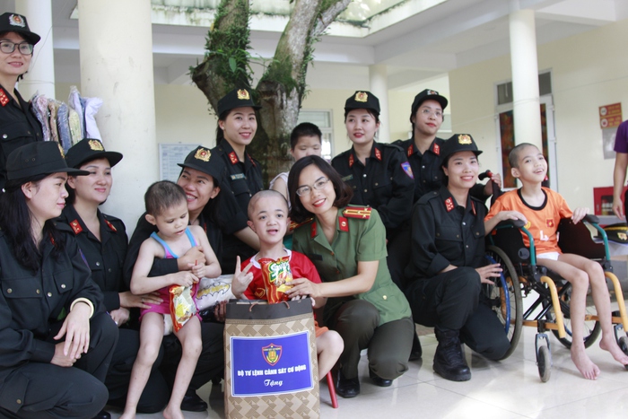 Bộ Tư lệnh CSCĐ thăm, tặng quà người già và trẻ khuyết tật - Ảnh 4.
