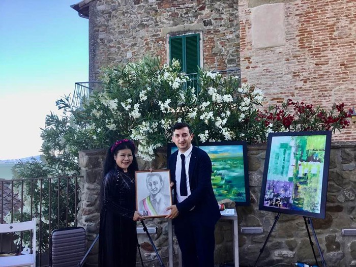 Ngài Sandro Pasqualli - Thị trưởng Thành phố Passinagno sul Trasimeno và họa sĩ Văn Dương Thành trong Lễ Khai mạc Triển lãm &quot;Kỷ niệm ấu thơ&quot; tại thành phố này vào ngày 11/6/2022