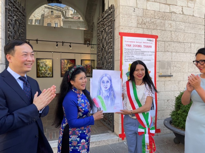 Bà Stefania Proietti - Thị trưởng Thành phố Assisi cùng Đại sứ Việt Nam tại Italia – Ngài Dương Hải Hưng trong Lễ Khai mạc Triển lãm &quot;Kỷ niệm ấu thơ&quot; của Họa sĩ Văn Dương Thành tại Assisi ngày 14/6/2022