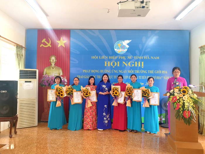 Hội LHPN tỉnh Hà Nam tổ chức hoạt động hưởng ứng ngày môi trường - Ảnh 2.