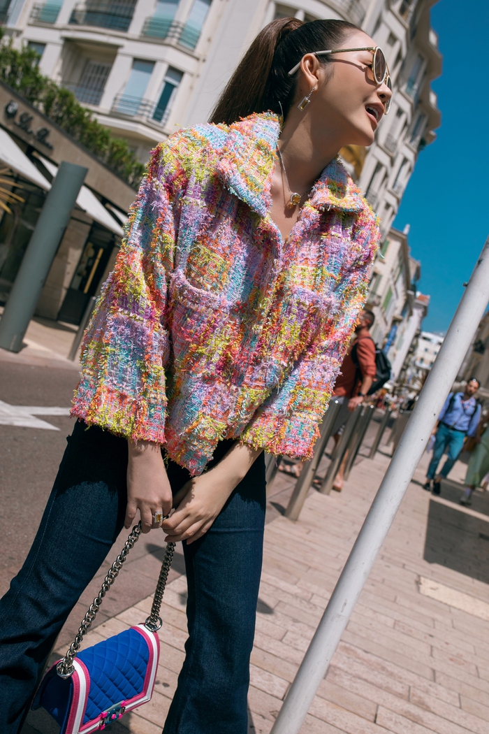 Sang trọng, lịch lãm và tiện dụng cho mọi hoàn cảnh, chiếc áo khoác tweed đầy màu sắc của Chanel giúp Lý Nhã Kỳ nổi bật trên đường phố châu Âu