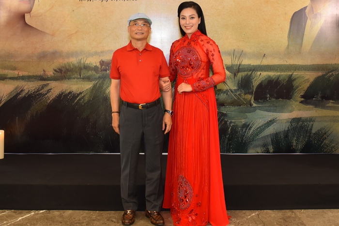 Ca sĩ Huyền Trang và tác giả Lê Xuân Bắc trong buổi ra mắt dự án âm nhạc &quot;Về miền ký ức&quot;