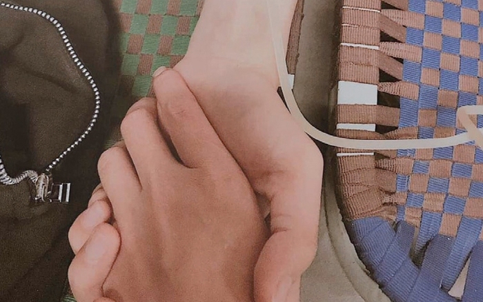 Nắm tay nhau đi: Hình ảnh này sẽ mang đến cho bạn cảm giác dễ chịu và ấm áp khi nhìn thấy hai người nắm tay đi bên nhau. Nếu bạn đang tìm kiếm một khoảnh khắc ngọt ngào và đầy tình yêu, hãy xem ngay hình ảnh này.
