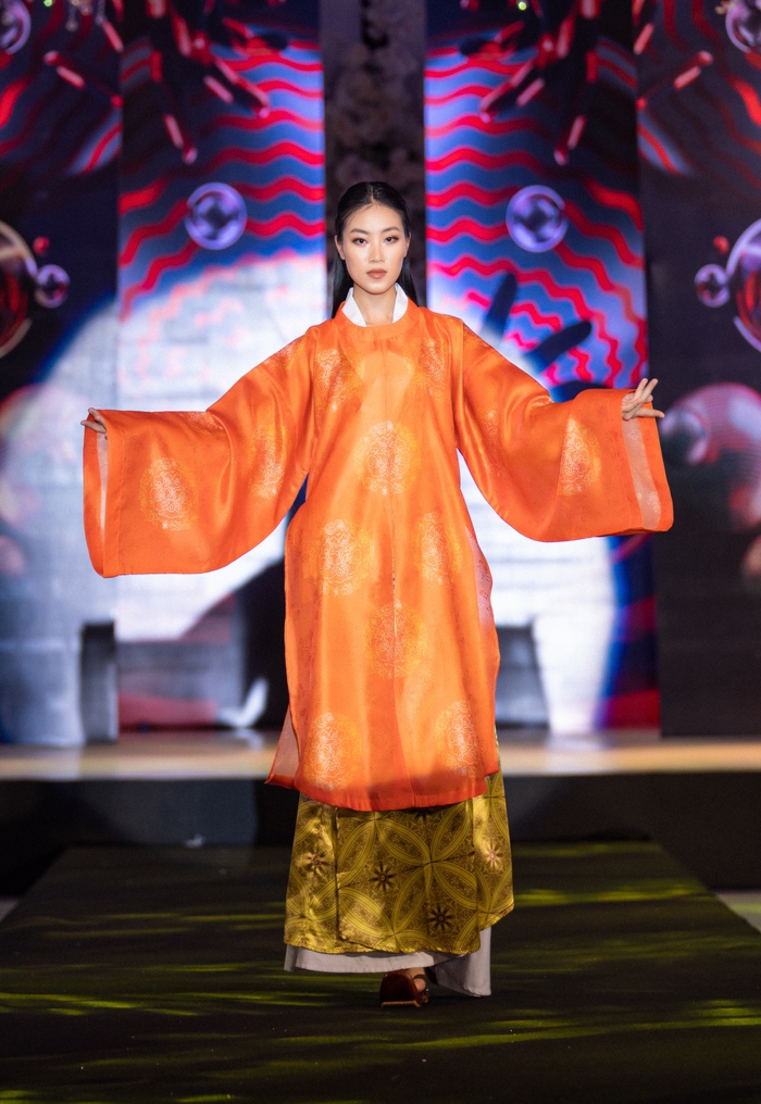 Trình diễn thời trang trong lễ công bố chương trình Vietnam International Fashion Tour