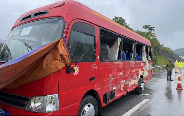 Xe khách tông nhau trên cao tốc Nội Bài - Lào Cai, nữ sinh 14 tuổi tử vong - Ảnh 1.