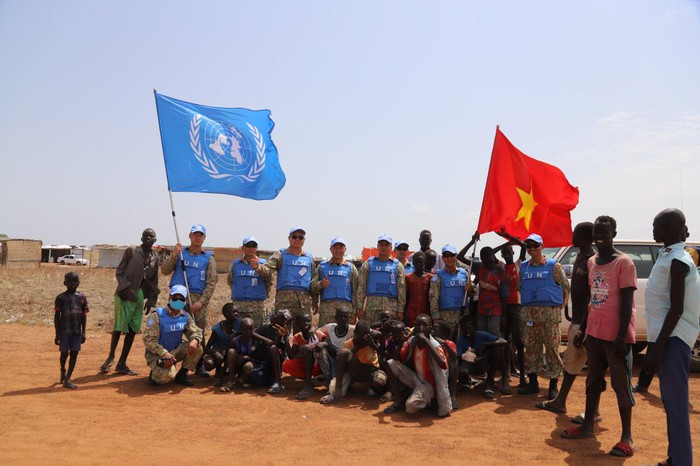 Lính “mũ nồi xanh” giúp người dân địa phương ở Abyei làm sạch môi trường sống - Ảnh 1.