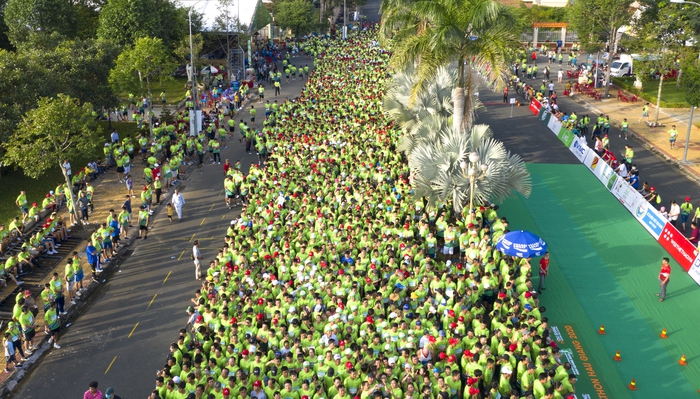 Vừa chạy Marathon vừa ngắm cảnh miền Tây và “Chống biến đổi khí hậu” - Ảnh 1.