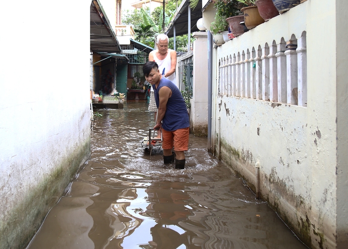 Hà Nội: Hơn 10 năm người dân phường Tứ Liên phải sống trong cảnh ngập lụt - Ảnh 1.
