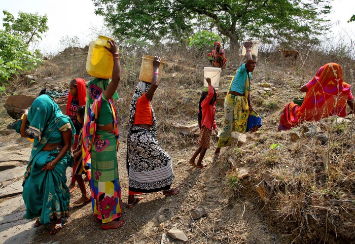 Ấn Độ: Nắng nóng kỷ lục, phụ nữ vật lộn tìm nước - Ảnh 2.