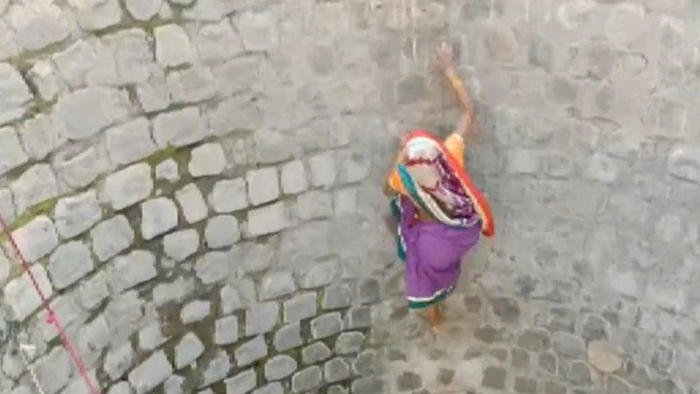 Ấn Độ: Nắng nóng kỷ lục, phụ nữ vật lộn tìm nước - Ảnh 1.