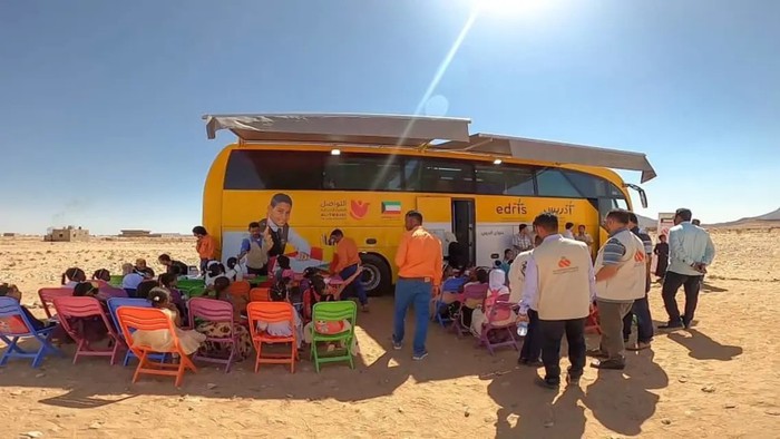 Xe buýt “chở” kiến thức đến các trại tị nạn ở Yemen - Ảnh 3.