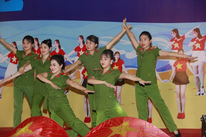 Đà Nẵng: Gần 1.000 phụ nữ tham gia đồng diễn dân vũ thể thao - Ảnh 6.