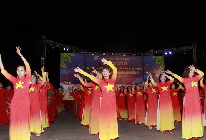 Đà Nẵng: Gần 1.000 phụ nữ tham gia đồng diễn dân vũ thể thao - Ảnh 9.