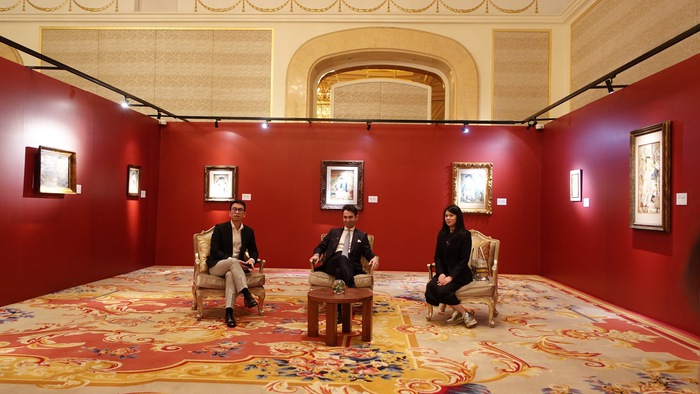 Nhà  nghiên cứu nghệ thuật độc lập Ace Lê (bìa trái) cùng các đại diện của Sotheby’s chia sẻ trong buổi ra mắt triển lãm