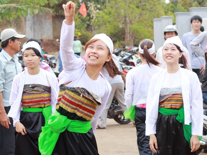 Trang phục truyền thống được phụ nữ dân tộc Mường sử dụng thường xuyên Trang phục truyền thống được phụ nữ dân tộc Mường sử dụng thường xuyên