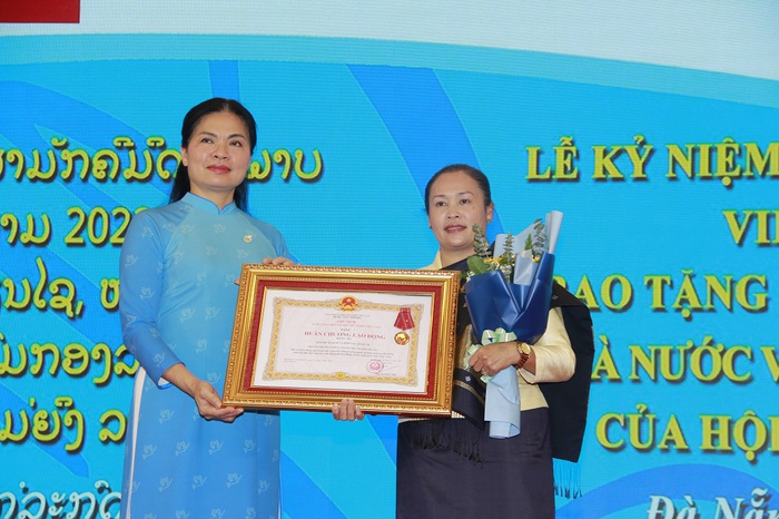 Trao tặng Huân chương, Huy chương cho các tập thể, cá nhân Hội LHPN Lào - Ảnh 1.