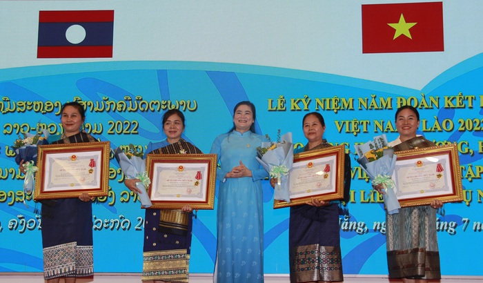 Trao tặng Huân chương, Huy chương cho các tập thể, cá nhân Hội LHPN Lào - Ảnh 2.