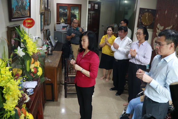 Tân Bộ trưởng Bộ Y tế và đại diện Công đoàn Y tế Việt Nam thăm hỏi gia đình liệt sỹ, bác sĩ Đặng Thùy Trâm - Ảnh 1.