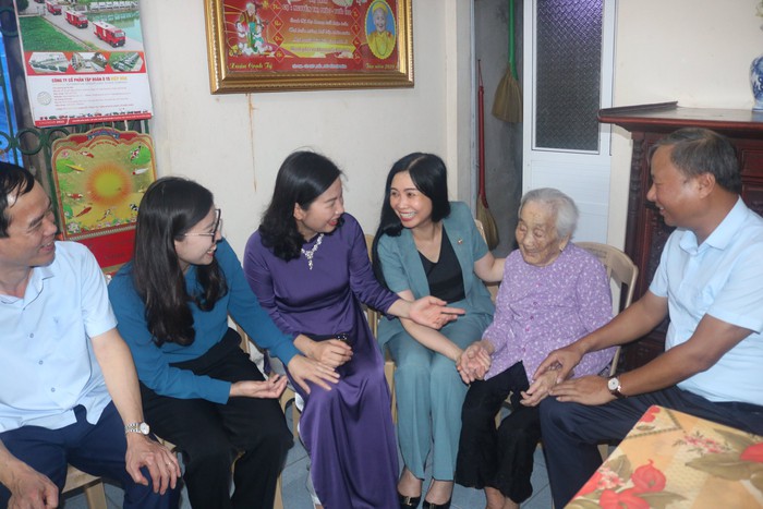 Lãnh đạo Hội LHPNVN thăm Mẹ Việt Nam Anh hùng tại tỉnh Thái Bình  - Ảnh 1.