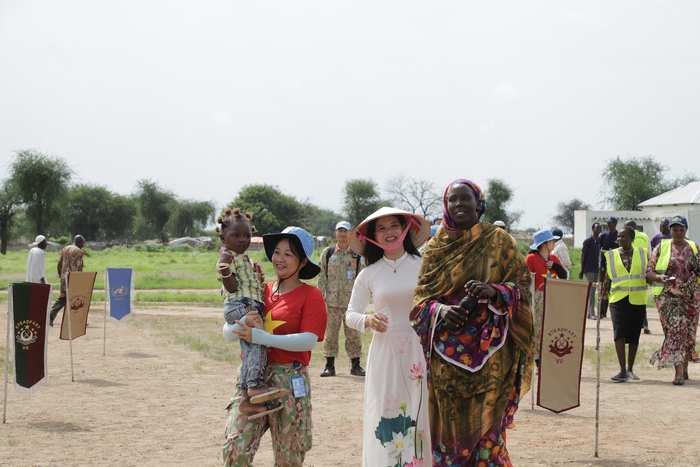 Những hình ảnh thân tình, ấm áp của Đội công binh Việt Nam với phụ nữ, trẻ em ở Abyei - Ảnh 1.