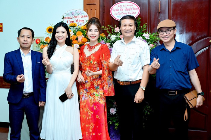 Thượng tá - Tiến sĩ Đào Trung Hiếu (ngoài cùng bên phải), Đại tá - NSND Nguyễn Hải (áo trắng) và nữ diễn viên Thanh Bi (váy trắng) tại Fashion show Bông hồng Vàng
